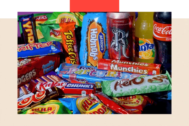 Barritas de chocolate, papas fritas, galletas y bebidas gaseosas.