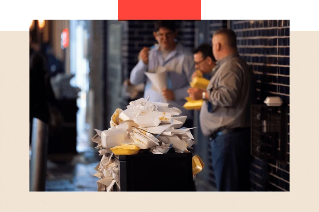 Bote de basura con comida chatarra