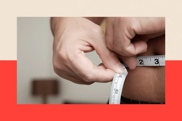 Una persona mide la circunferencia de su abdomen